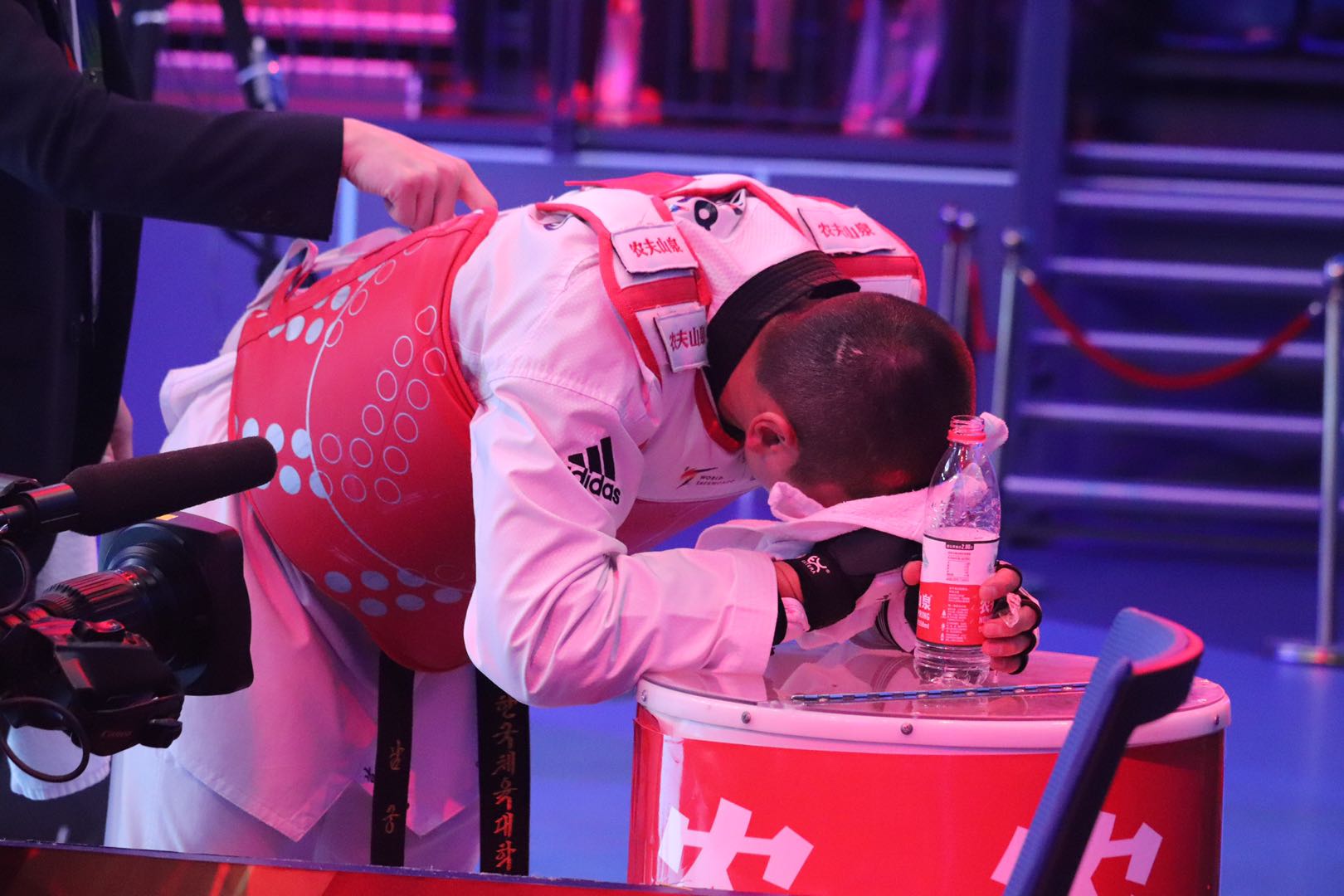 雷速体育- 大师赛巅峰对决!海滨烈马队小胜岭北风暴队,跆拳道赛场再起波澜;黑马成最大惊喜